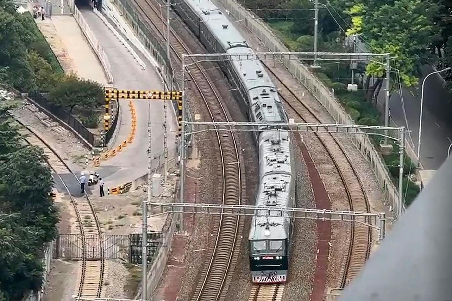 Dieses Einzelbild aus einem Video von AFPTV vom 2. September 2025 zeigt einen Zug, der den Machthaber Kim Jong-un befördert, der sich dem Bahnhof in Peking nähert.