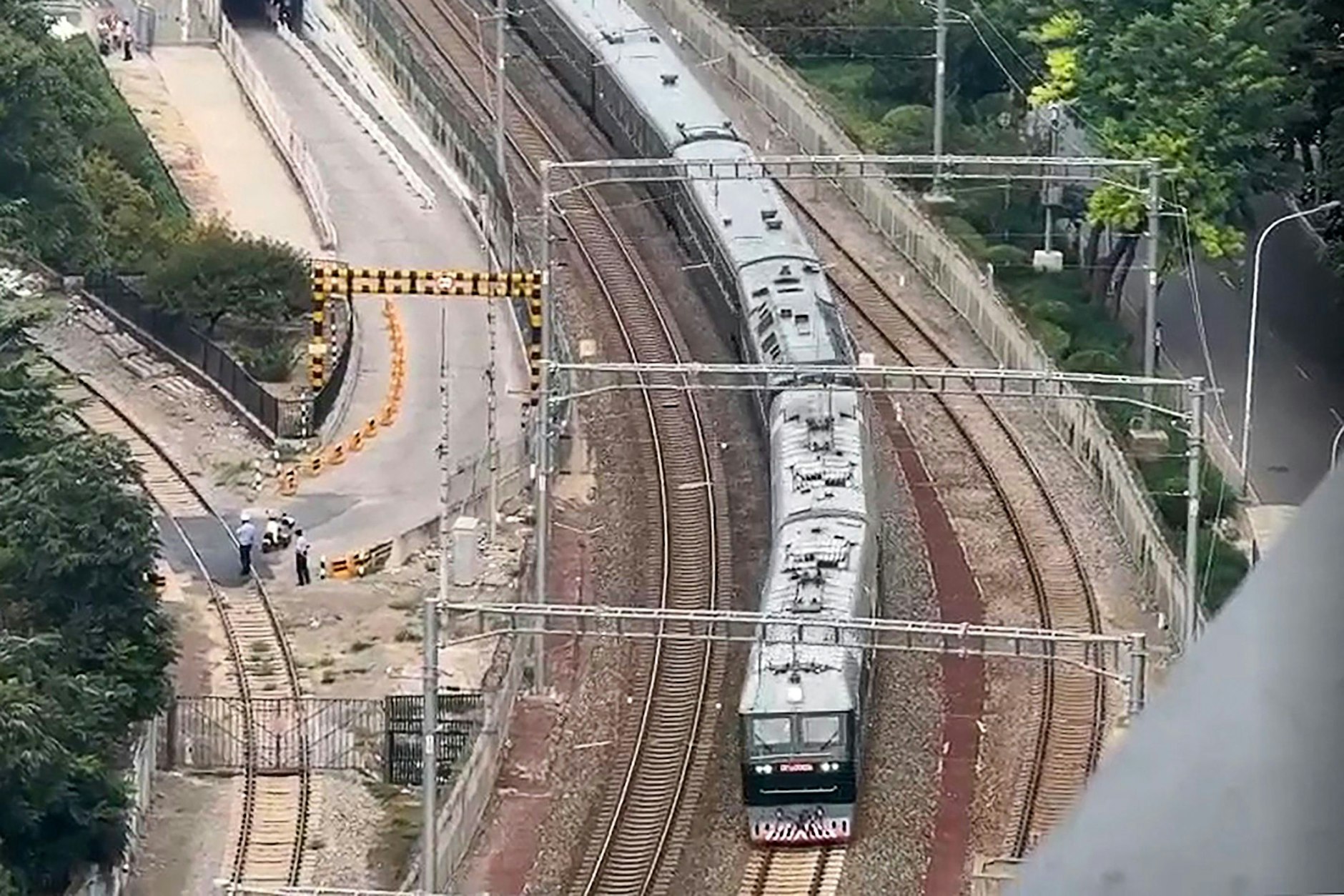 Dieses Einzelbild aus einem Video von AFPTV vom 2. September 2025 zeigt einen Zug, der den Machthaber Kim Jong-un befördert, der sich dem Bahnhof in Peking nähert.