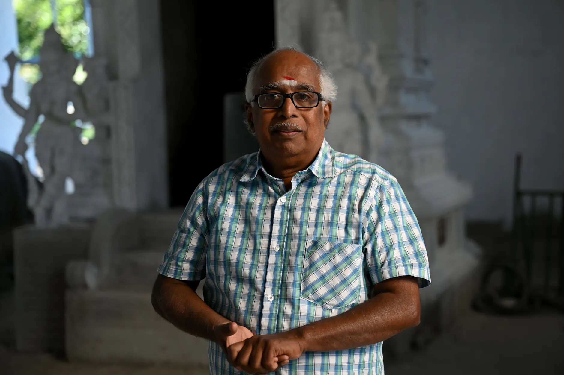 Vilwanathan Krishnamurthy, Vorstandsmitglied des Vereins Sri Ganesha-Hindu-Tempel, steht auf der Baustelle des Hindu-Tempels in der Berliner Hasenheide. Die offizielle Eröffnung des Hinduistischen Tempels verzögert sich immer weiter.