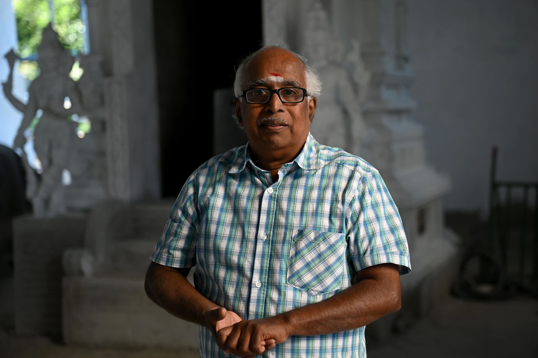 Vilwanathan Krishnamurthy, Vorstandsmitglied des Vereins Sri Ganesha-Hindu-Tempel, steht auf der Baustelle des Hindu-Tempels in der Berliner Hasenheide. Die offizielle Eröffnung des Hinduistischen Tempels verzögert sich immer weiter.
