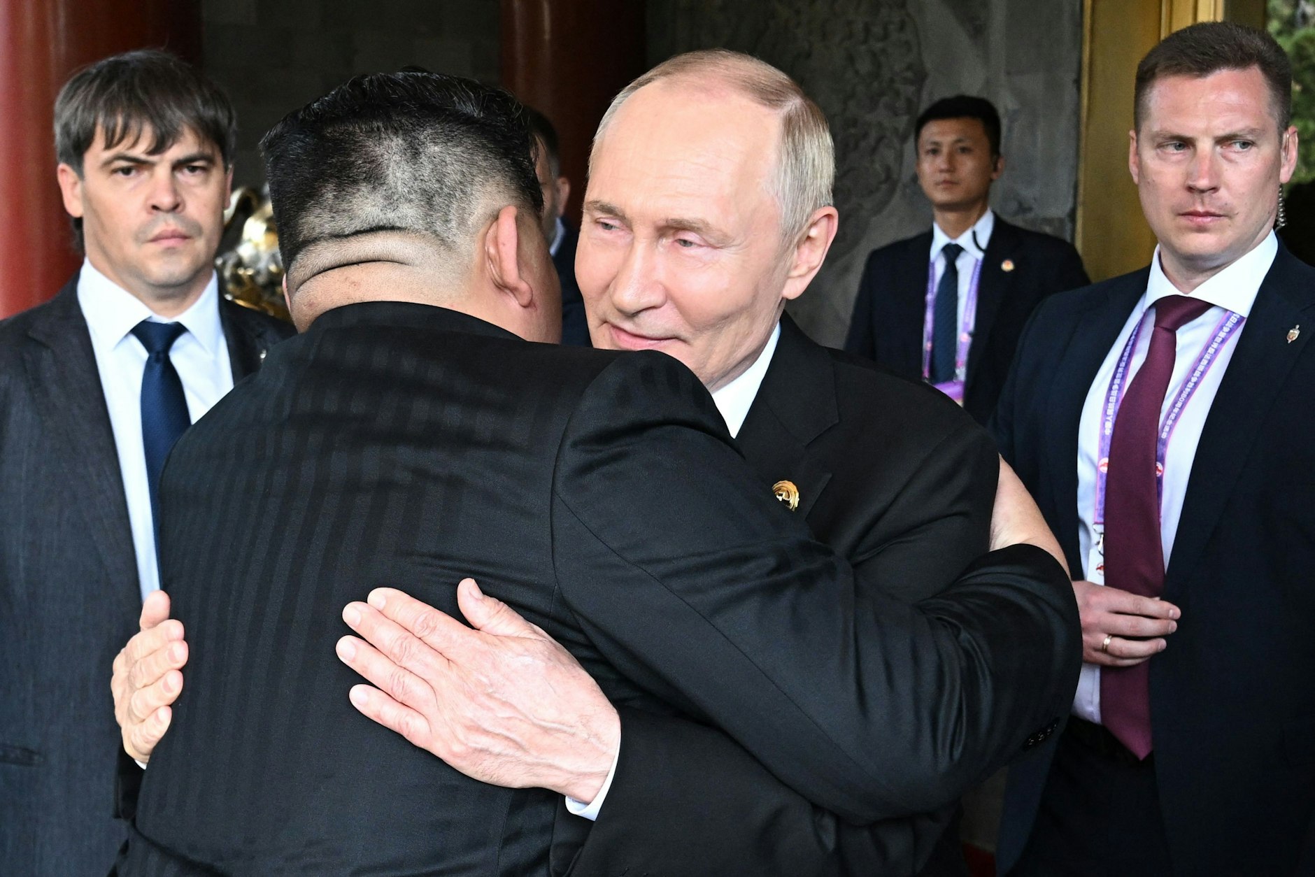 Wladimir Putin und Kim Jong-un umarmen sich.