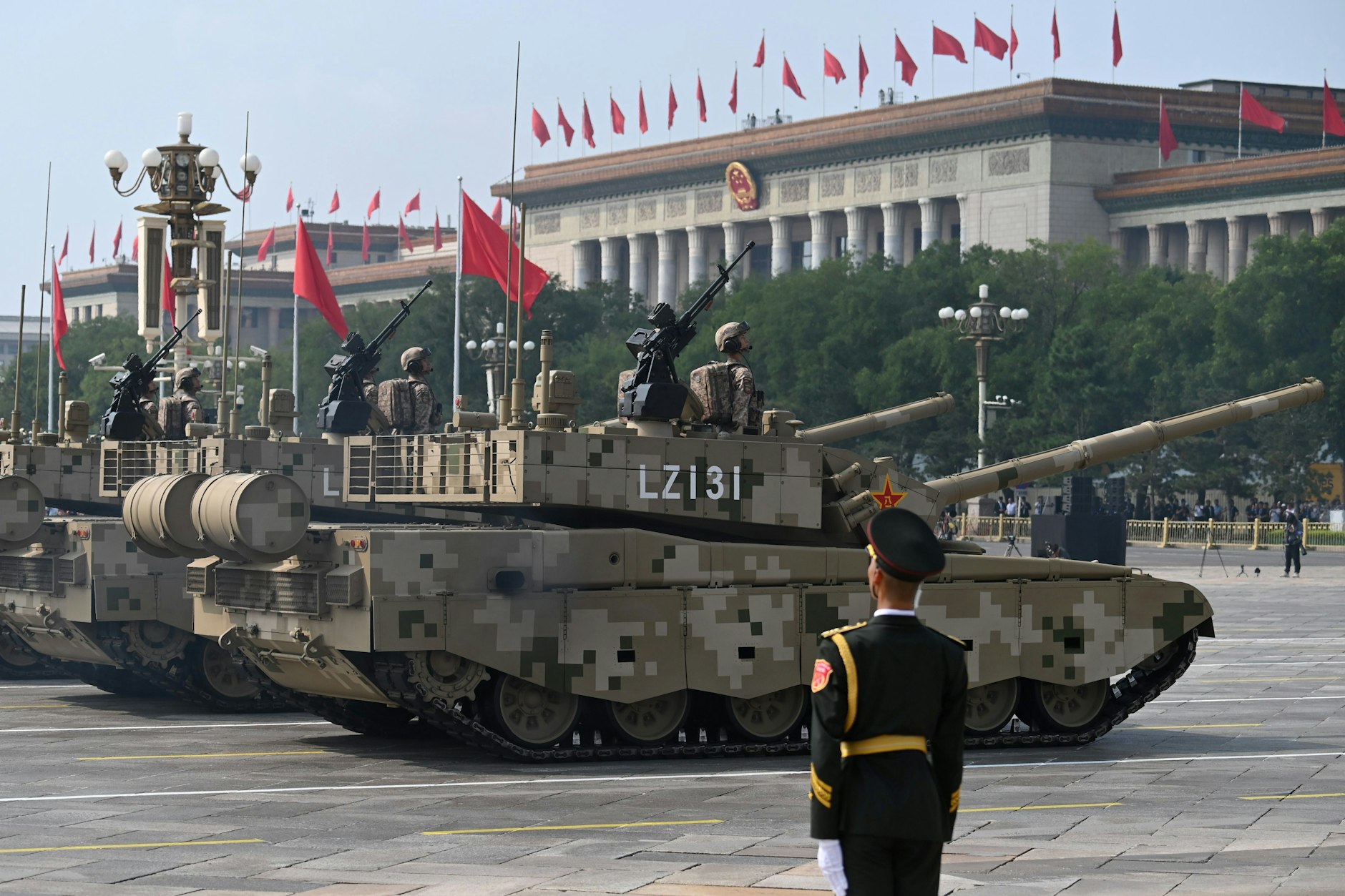 Panzer fahren während der Militärparade anlässlich des 80. Jahrestages des Endes des Zweiten Weltkrieges am Tiananmen-Platz (Platz des Himmlischen Friedens) vorbei.