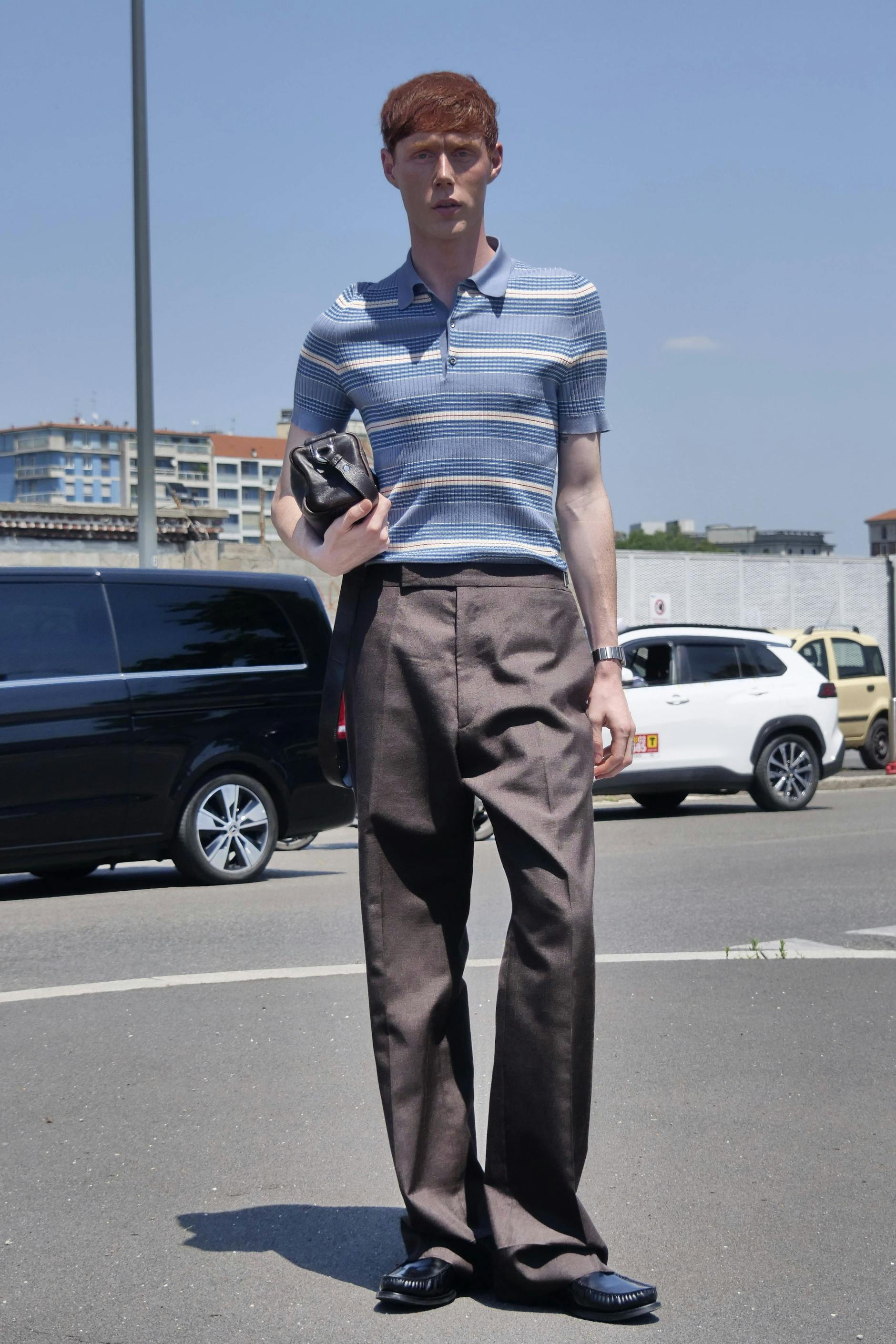 Diese braune Hose von Prada überzeugt durch Bügelfalten und lässige Überlänge.