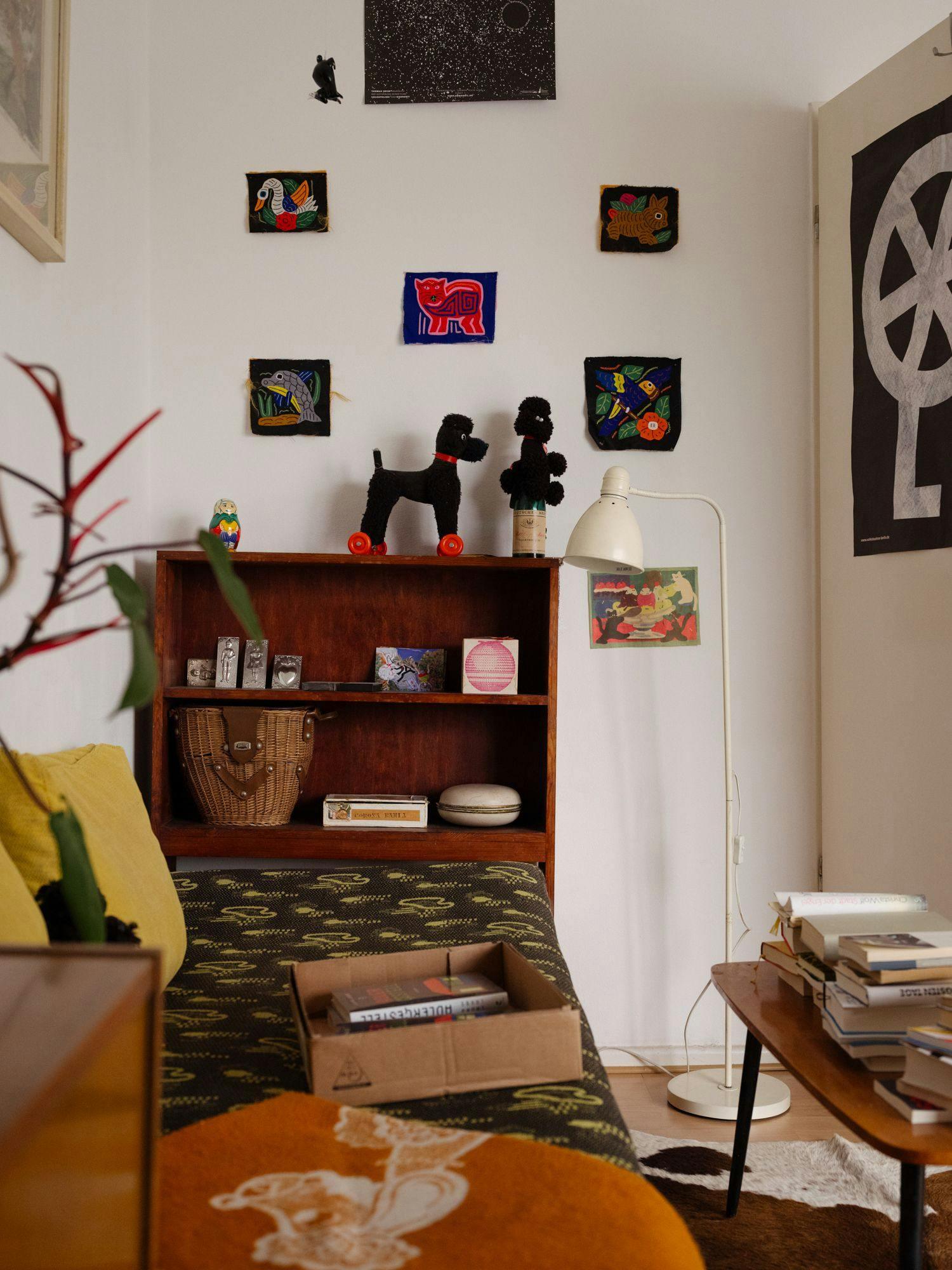O quarto de Laura Laabs em seu apartamento compartilhado para três pessoas
