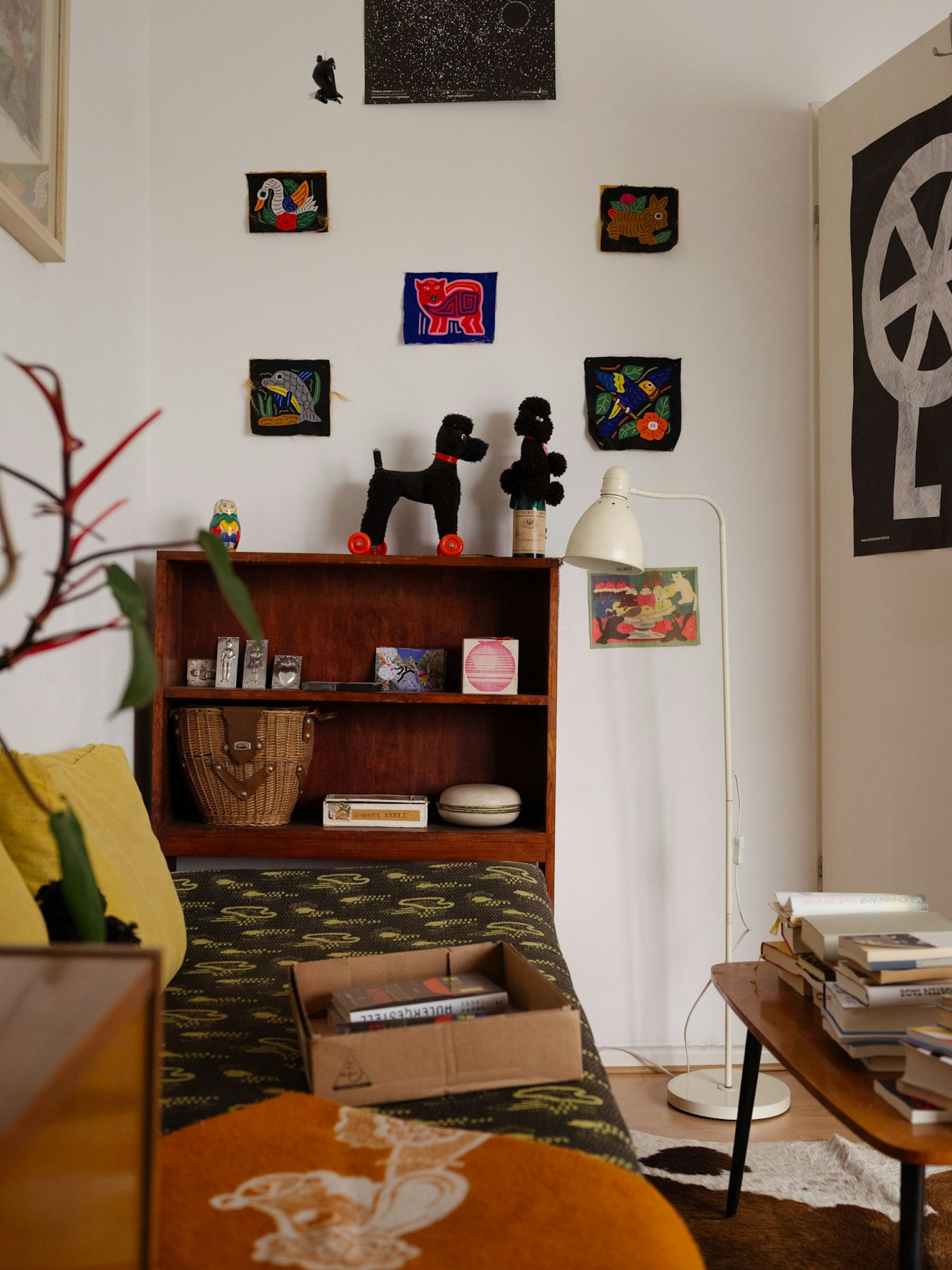 O quarto de Laura Laabs em seu apartamento compartilhado para três pessoas