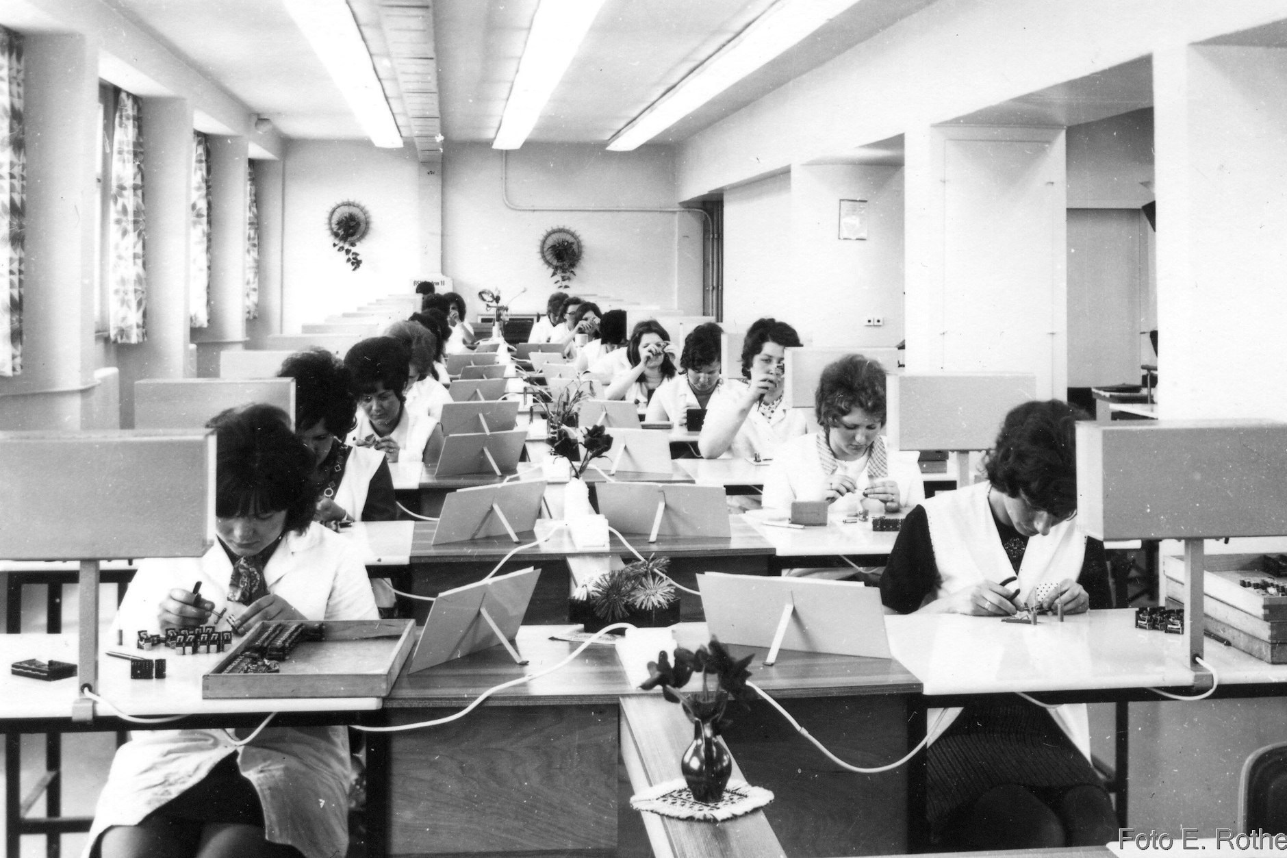Un trabajo predominantemente femenino: trabajos de precisión en la fábrica de relés de Großbreitenbach