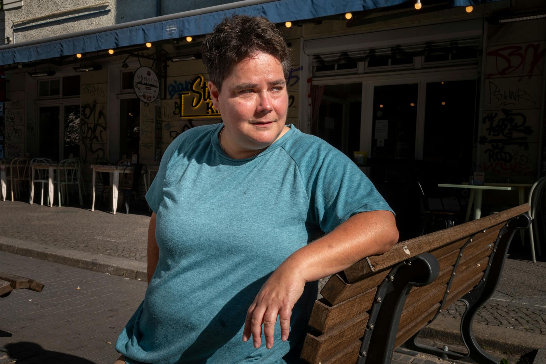 Marianne Burkert-Eulitz, politica dell'istruzione dei Verdi di Berlino, davanti a un caffè a Friedrichshain