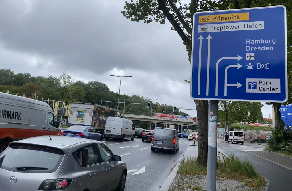 Traffic jam on the A100 motorway in Treptow: Even the traffic lights ...