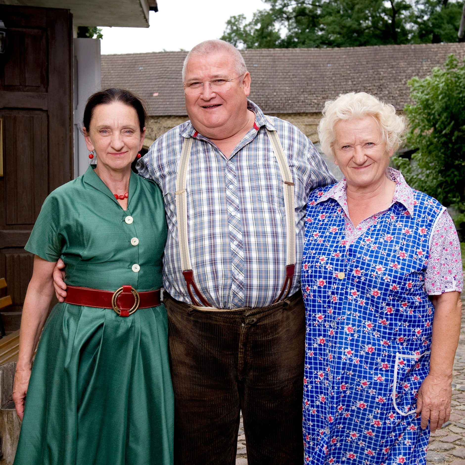 Die Schauspieler Angelika Böttiger (l), Horst Krause und Carmen Maja Antoni posieren während eines Settermins zum Fernsehfilm „Krauses Braut“.