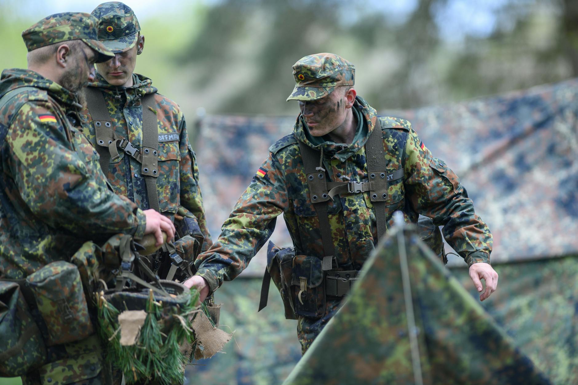 Auf dem Standortübungsplatz Burg üben Bundeswehr-Rekruten den Zeltbau.