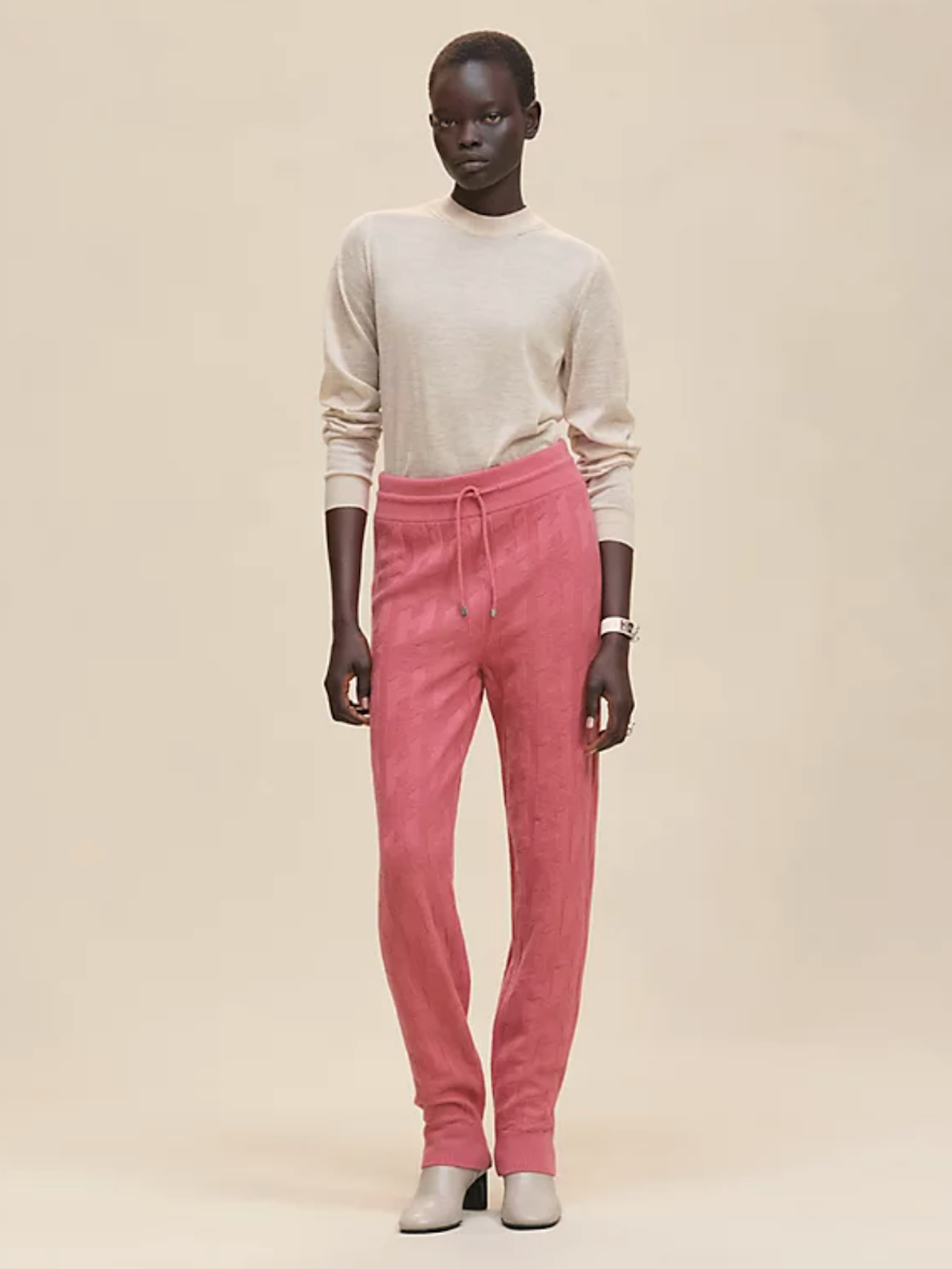 Questi pantaloni della tuta Hermès sono realizzati in maglia di lana e sono un po' più accessibili: costano 1.250 €.