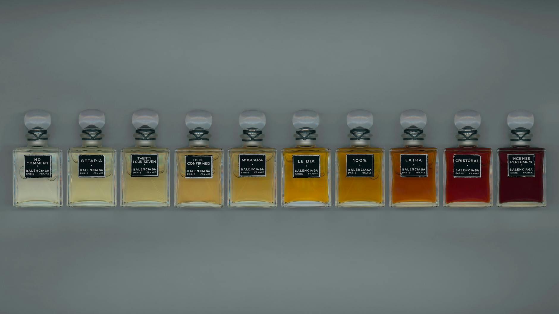 Da “No Comment” a “Incense Perfumum”: lo spettacolo delle fragranze Balenciaga in dieci atti.