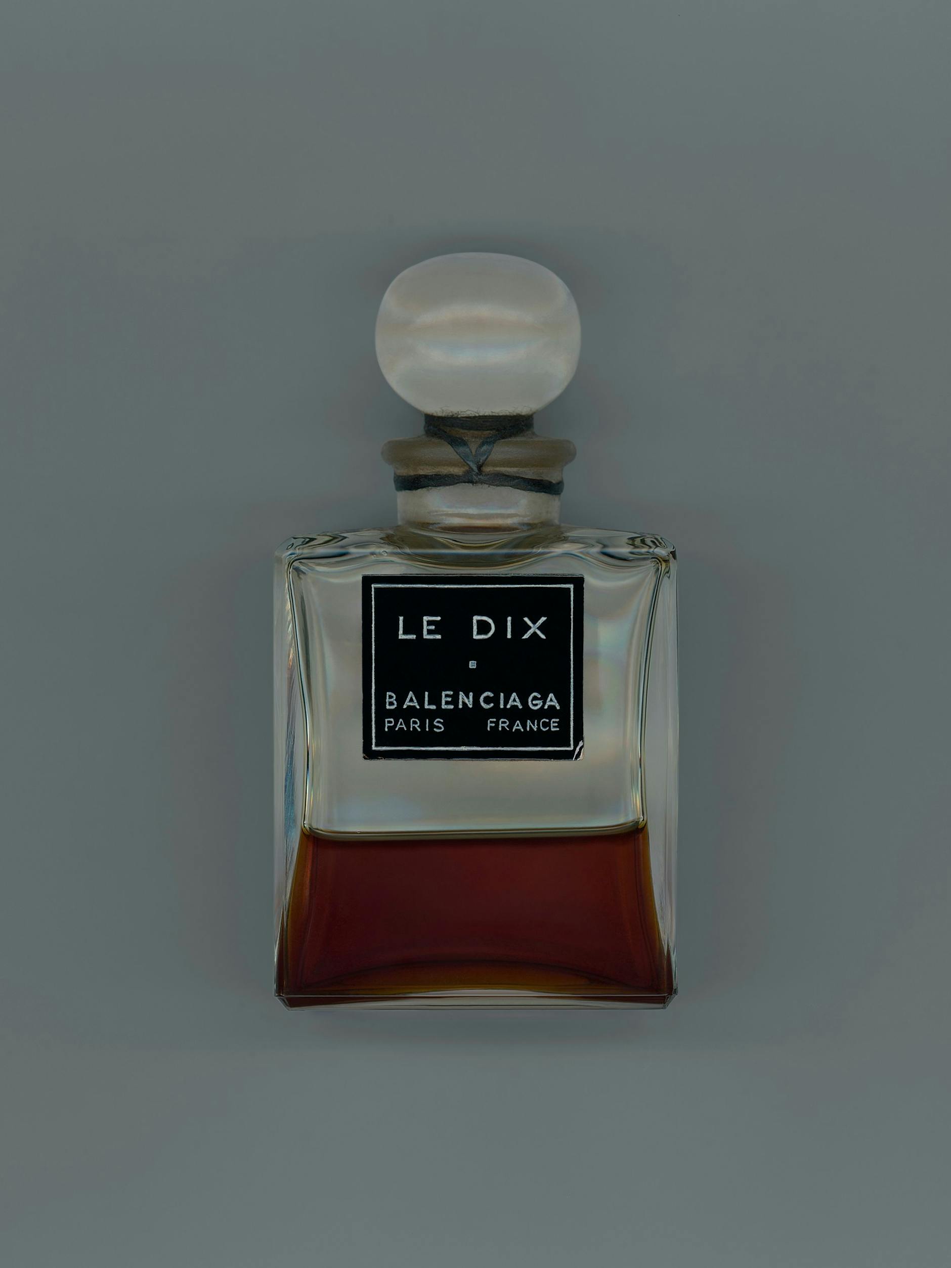 La bottiglia originale di “Le Dix”, presentata da Cristóbal Balenciaga nel 1947.