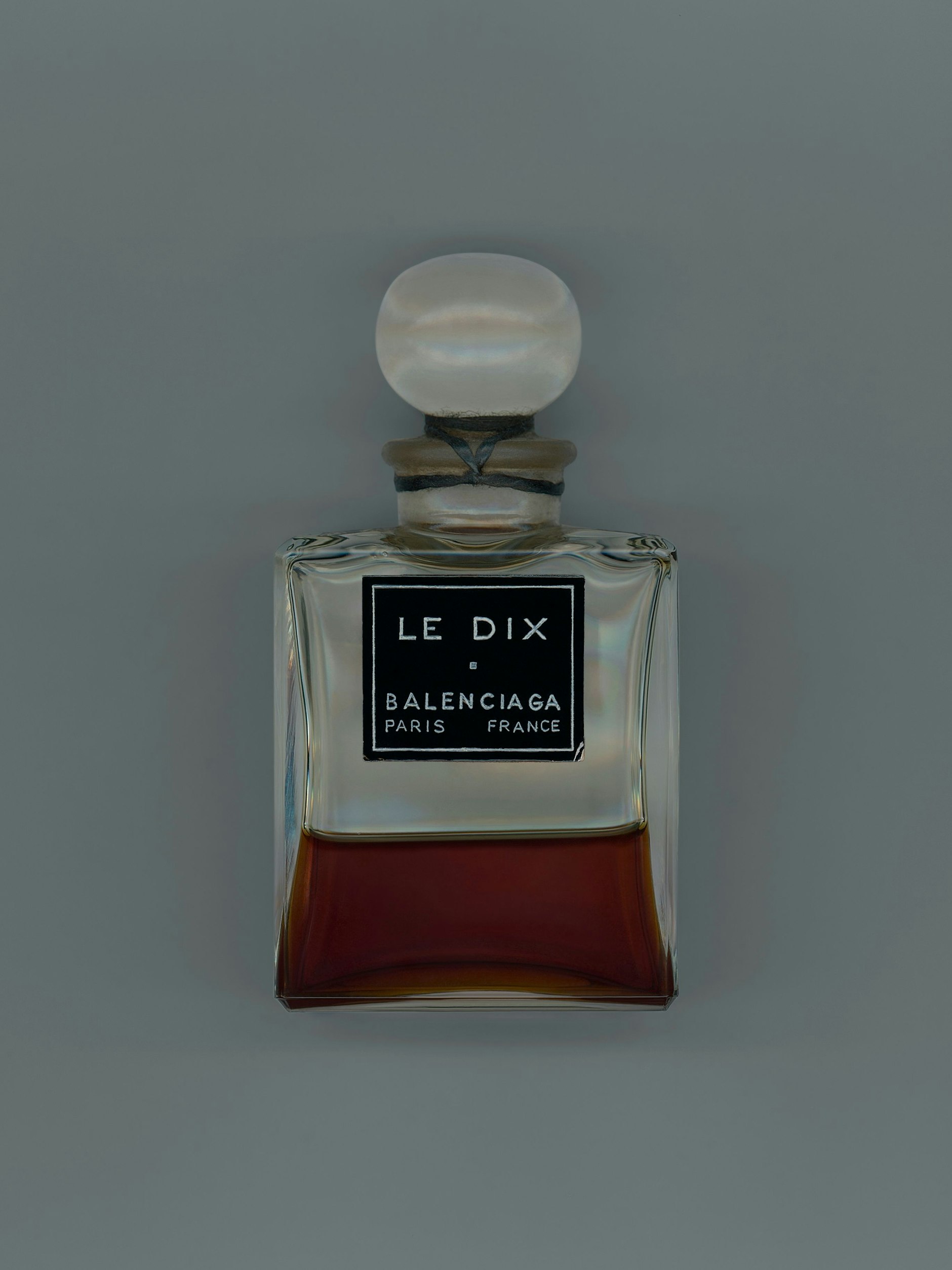 A garrafa original de “Le Dix”, introduzida por Cristóbal Balenciaga em 1947.