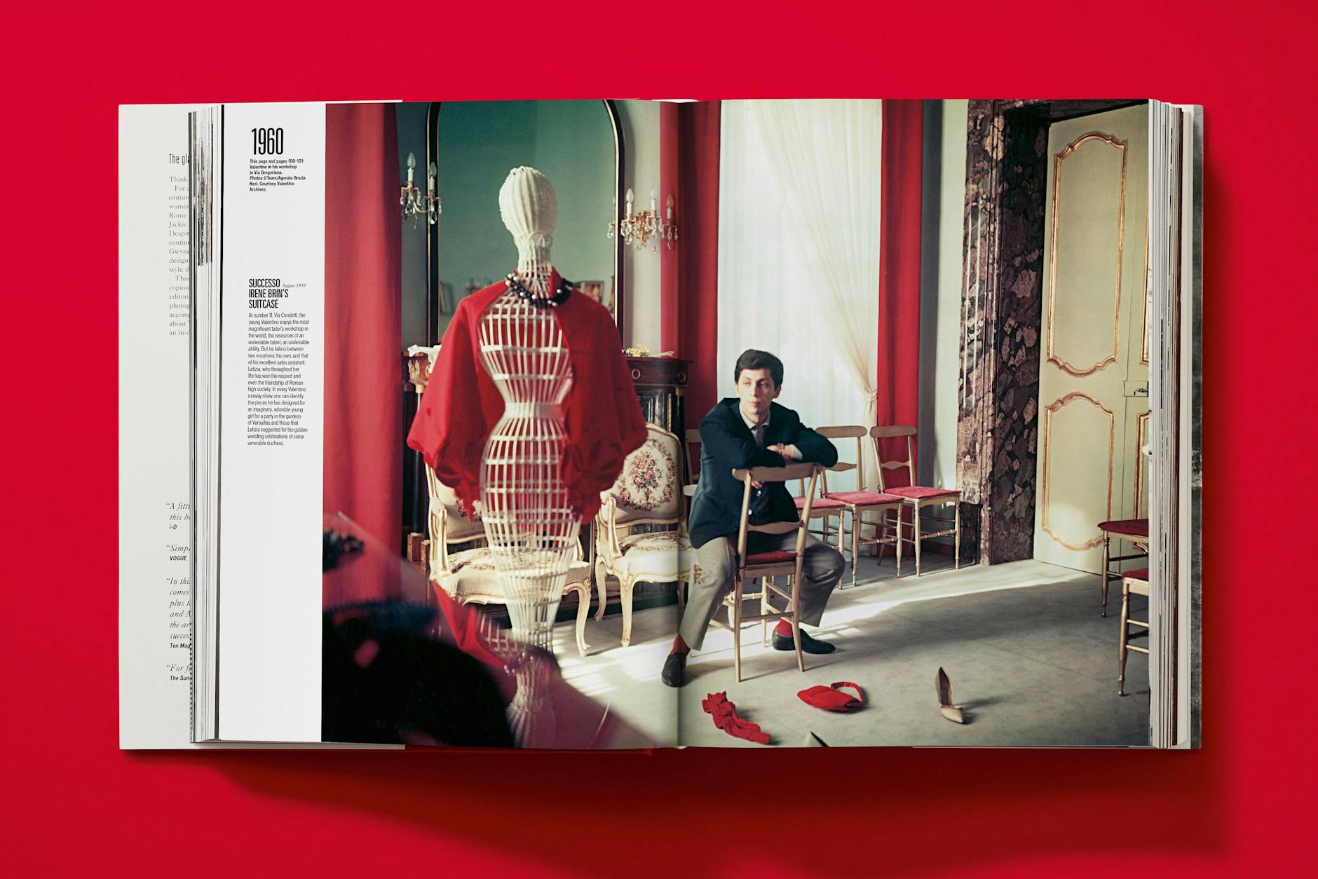 Le livre illustré contient de nombreuses photographies grand format. On y voit Valentino Garavani, jeune créateur, dans son atelier romain, ouvert en 1959. Déjà à cette époque, il aimait le rouge profond. Il deviendrait la couleur signature de la maison.
