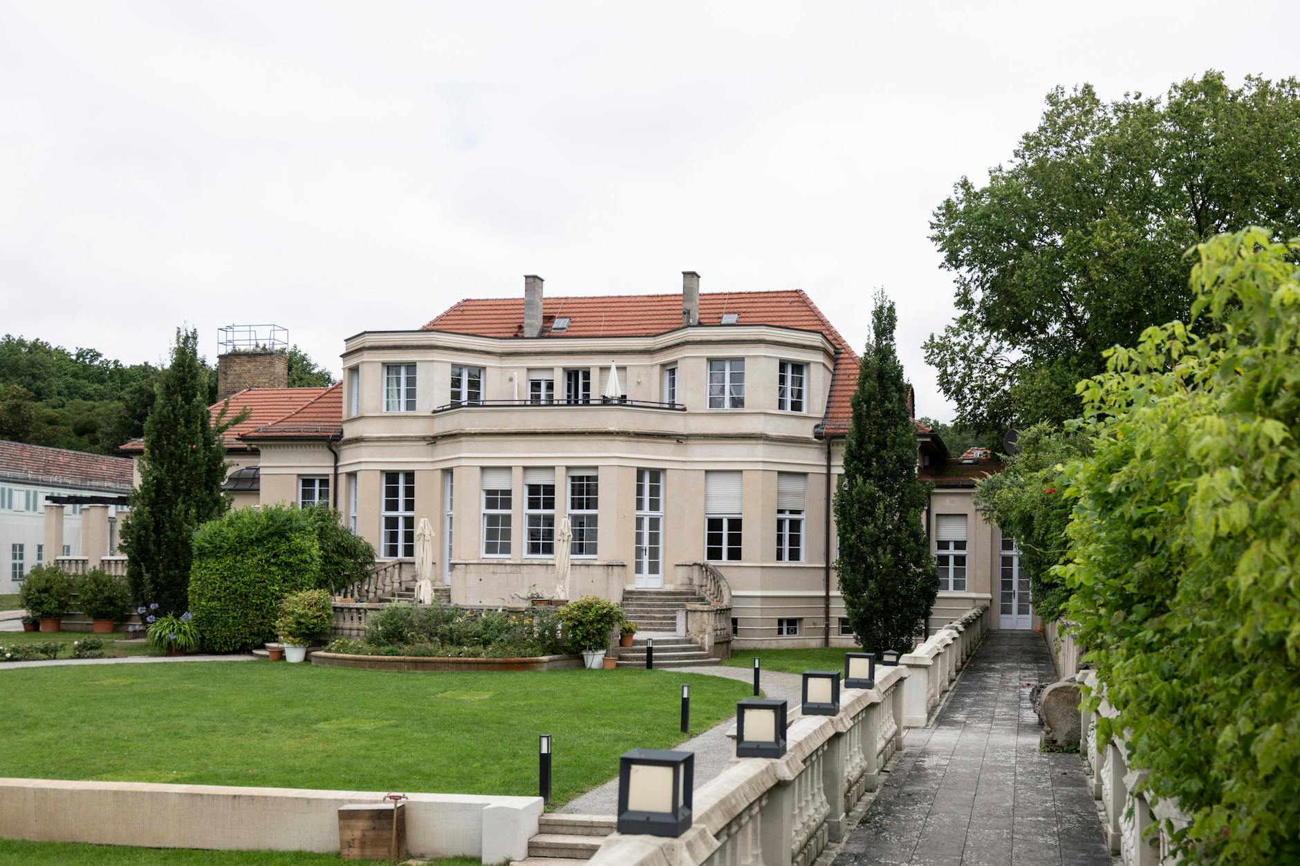 In November 2023, right-wing and right-wing extremists are said to have discussed “the expulsion of German citizens” at the Landhaus Adlon in Potsdam.