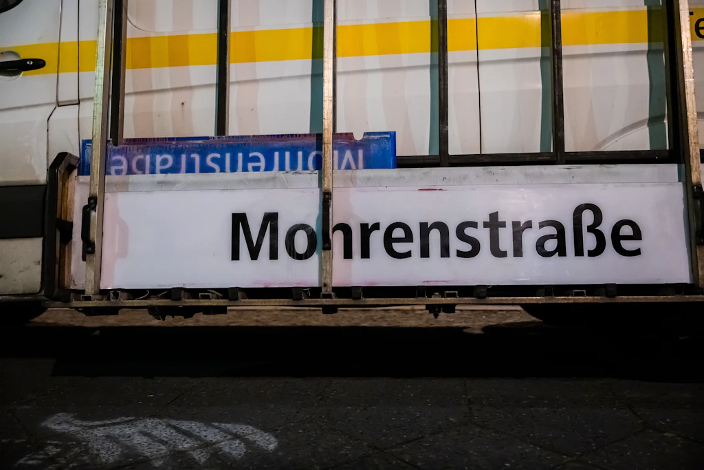 Mohrenstraße Geschichte? Nicht in Berlins U-Bahn – dort fährt sie weiter ...