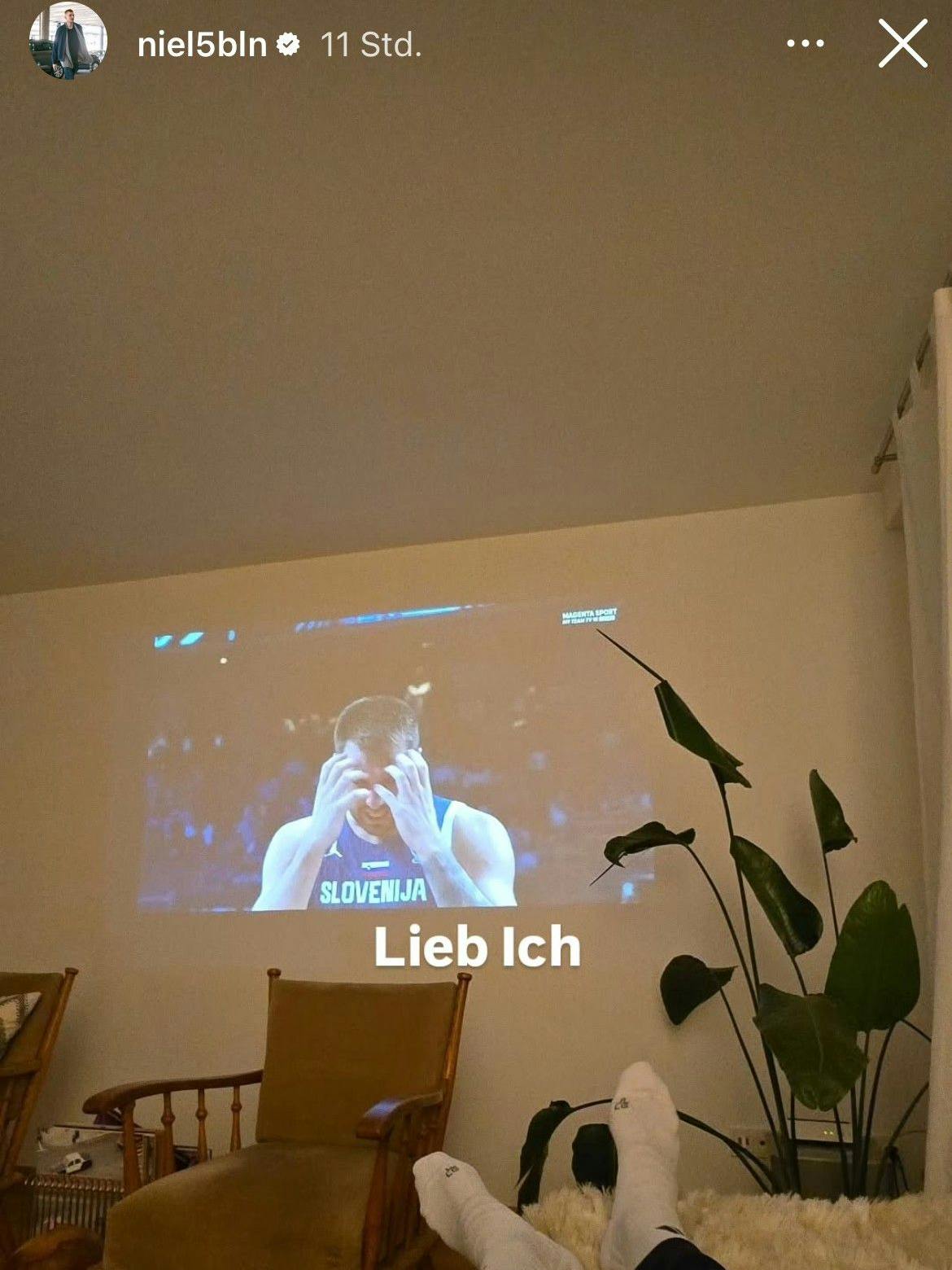 On the couch, Niels Giffey follows the German victory with a small message to Luka Doncic.