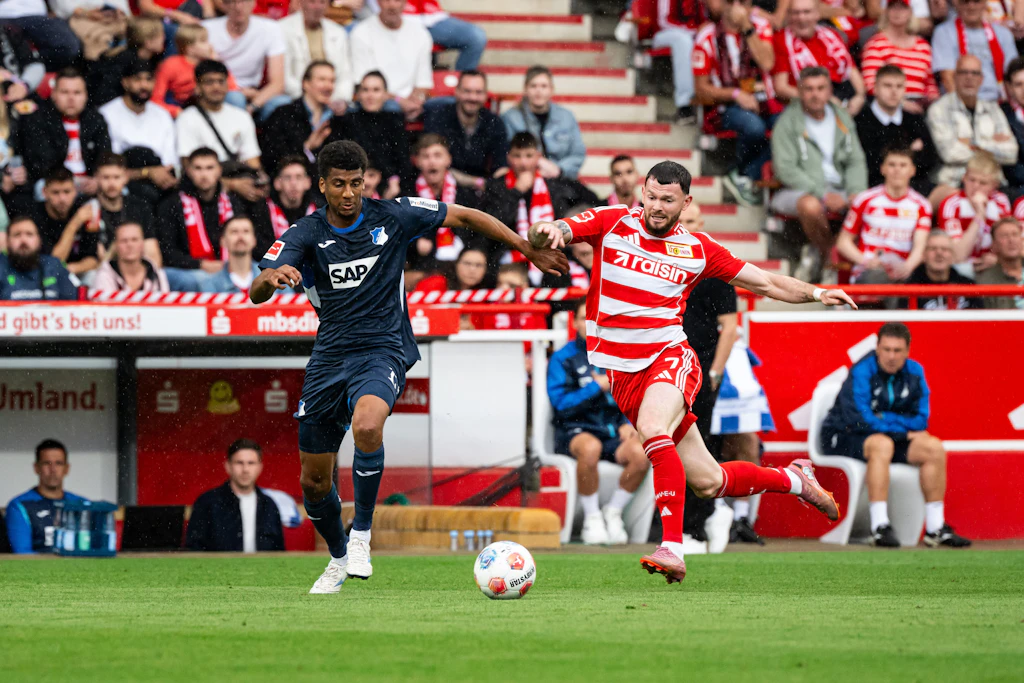 Saldırgan ev sahipleri kendi savunmalarına rastlıyor