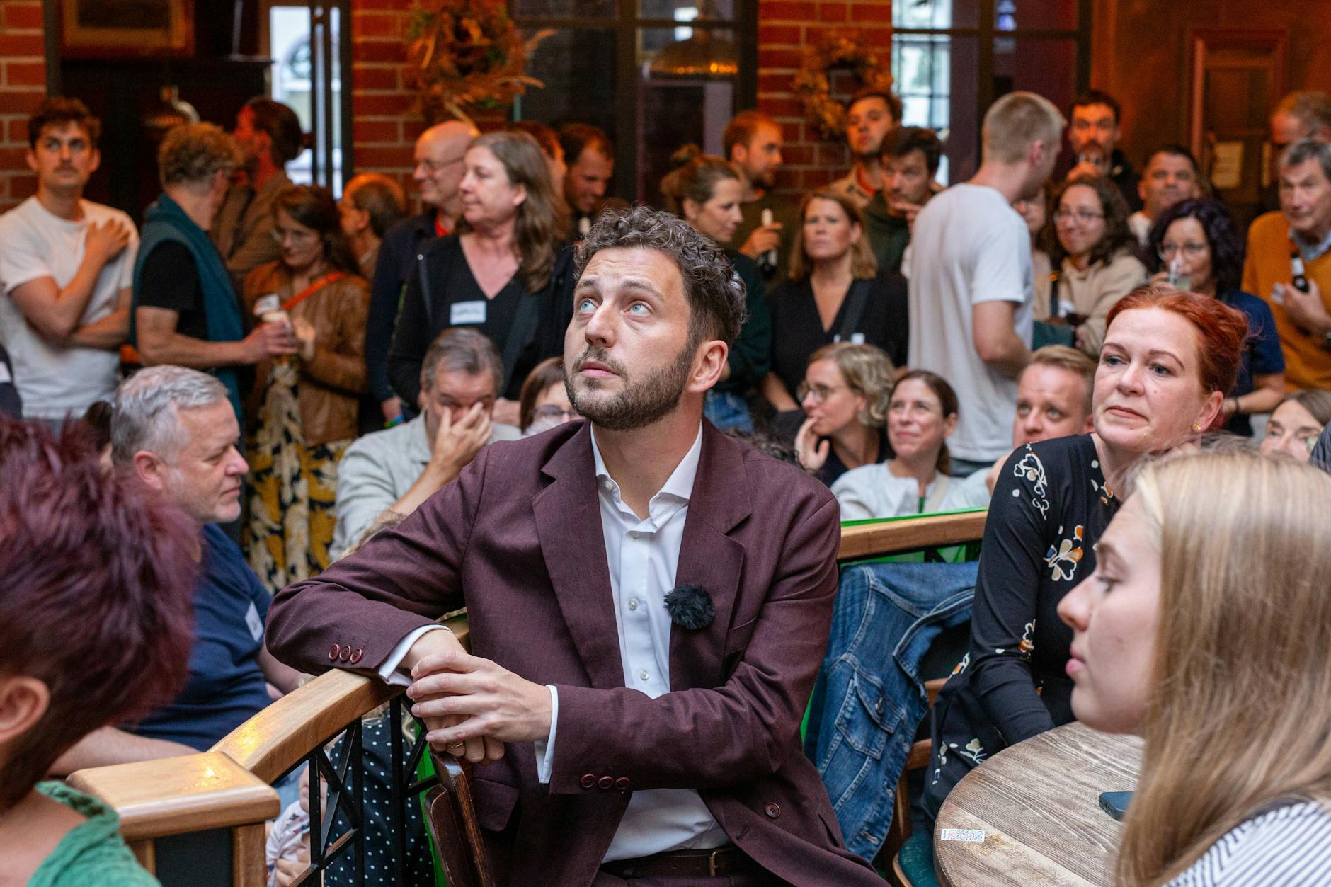 Grünen-Chef Felix Banaszak am Wahlabend in einer Lokalität in der Bonner Altstadt