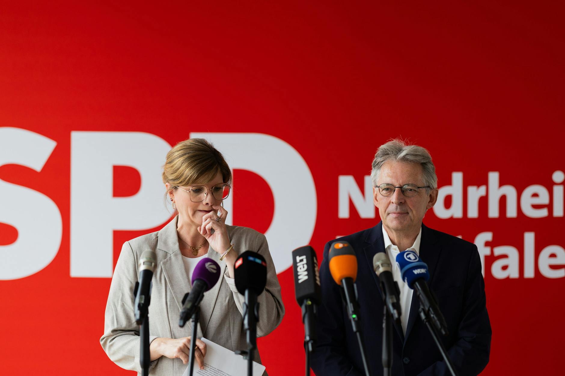 Der Tag nach der Kommunalwahl bei der NRW-SPD. Die Doppelspitze Sarah Philipp und Achim Post geben im Johannes-Rau-Haus, der Parteizentrale, ihre Statements ab.