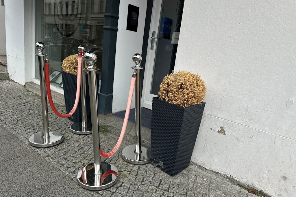 Berlin: Gerupfte Büsche und Gerümpel – Die übelsten Deko-Sünden vor Geschäften