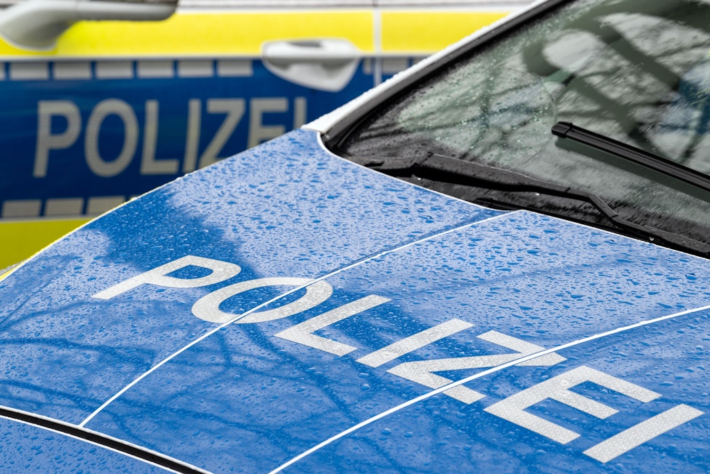 Unfall in Berlin-Mitte: Auto überschlägt sich – Senioren schwer verletzt