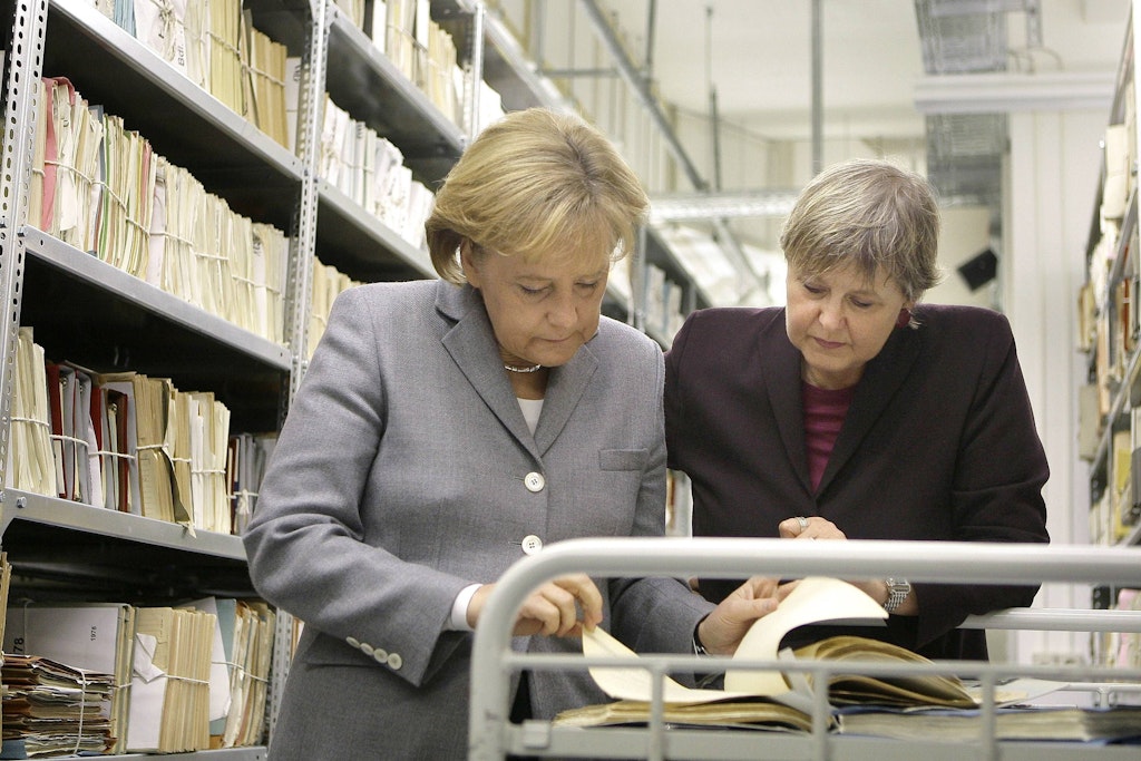 Was steht in Angela Merkels Stasiakte? Berliner Politiker will Akteneinsicht einklagen