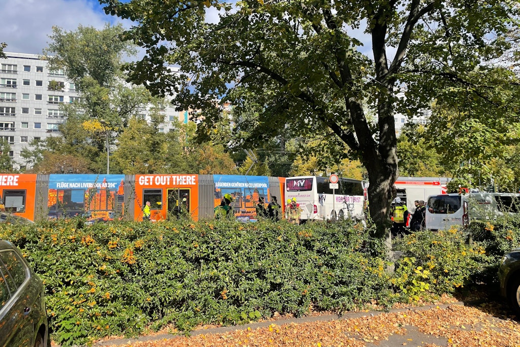 Mehrere Verletze bei Kollision von Reisebus und Tram – Ersatzverkehr eingerichtet