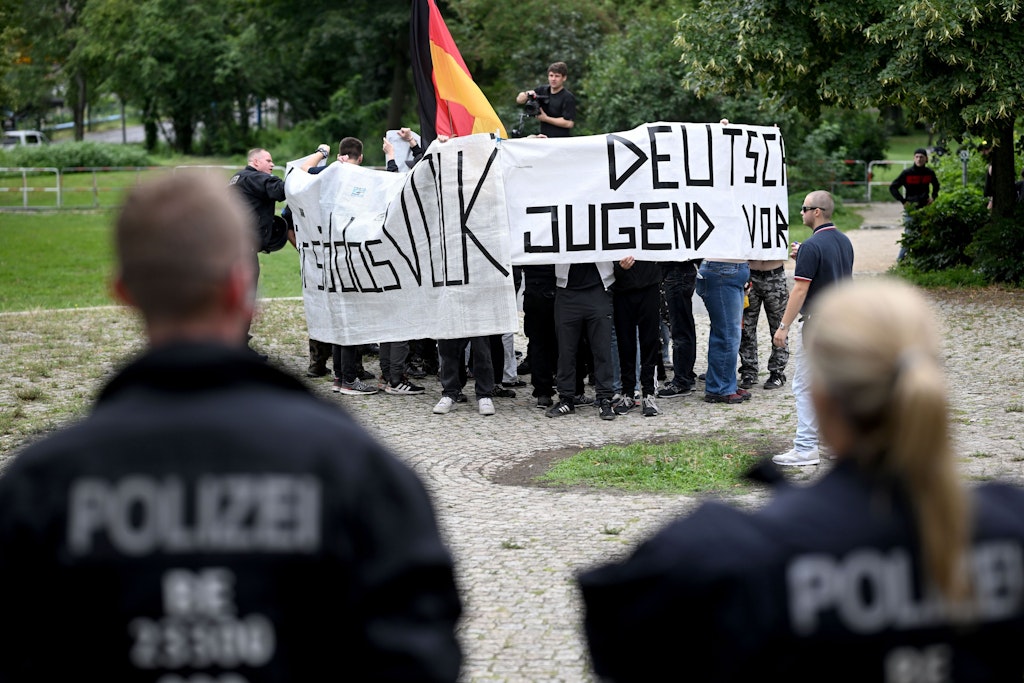 Razzia gegen „Deutsche Jugend Voran“ in Berlin: 18-Jähriger wegen mehrerer Angriffe festgenommen