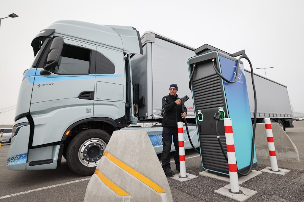 Nur ein Mega-Lader in Deutschland: Lkw-Fahrer bleiben am Diesel hängen