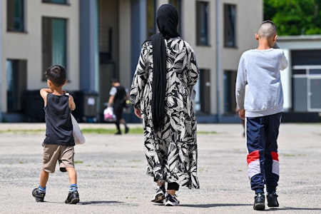 Zehn Jahre nach 2015: weniger Asylanträge, lautere Debatten