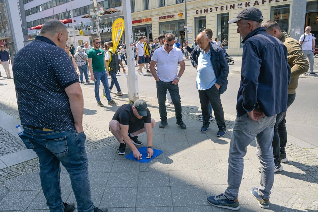 In Berlin-Mitte will ein Mann für Ordnung sorgen: Doch Hütchenspieler rufen die Polizei