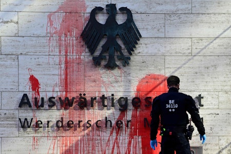 Protestierende beschmieren Auswärtiges Amt mit roter Farbe