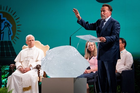 „Klimatheater“: Papst Leo segnet Eisblock, Schwarzenegger schwenkt das „Meer“