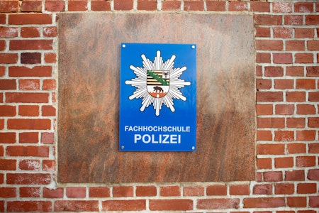 Rassistische Rufe bei Polizei-Feier? Ermittlungen in Aschersleben