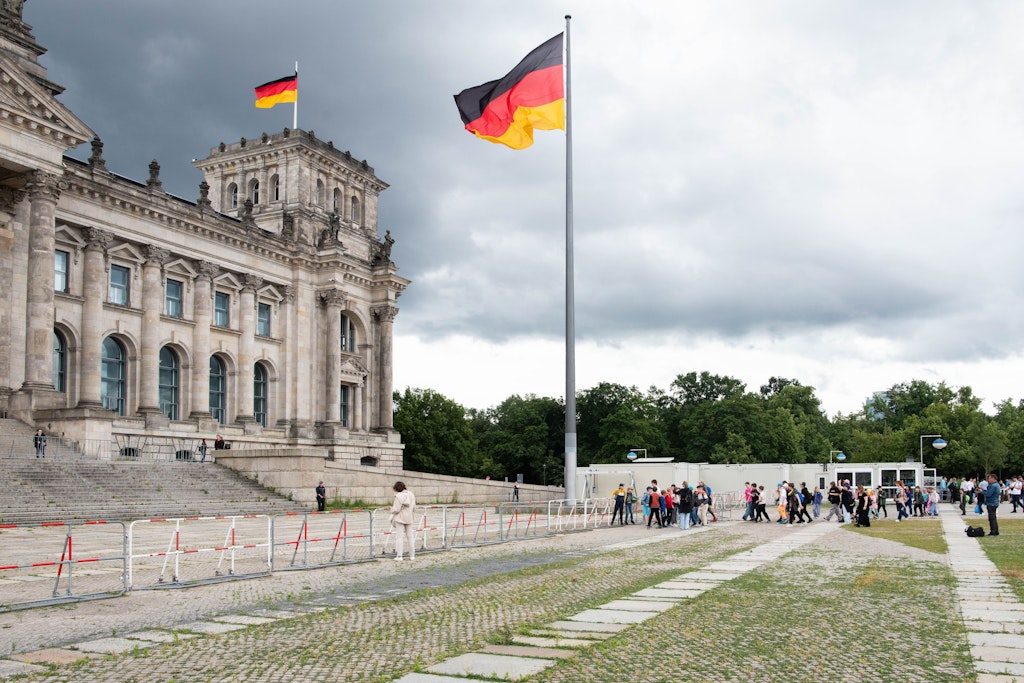 Unordnung und Müll vor dem Reichstag stehen für die Politik von Friedrich Merz: ambitionslos, mutlo…