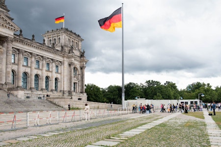 Unordnung und Müll vor dem Reichstag stehen für die Politik von Friedrich Merz: ambitionslos, mutlo…