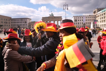 Deutsche Einheit am Brandenburger Tor: Auf der Suche nach Schwarz-Rot-Gold