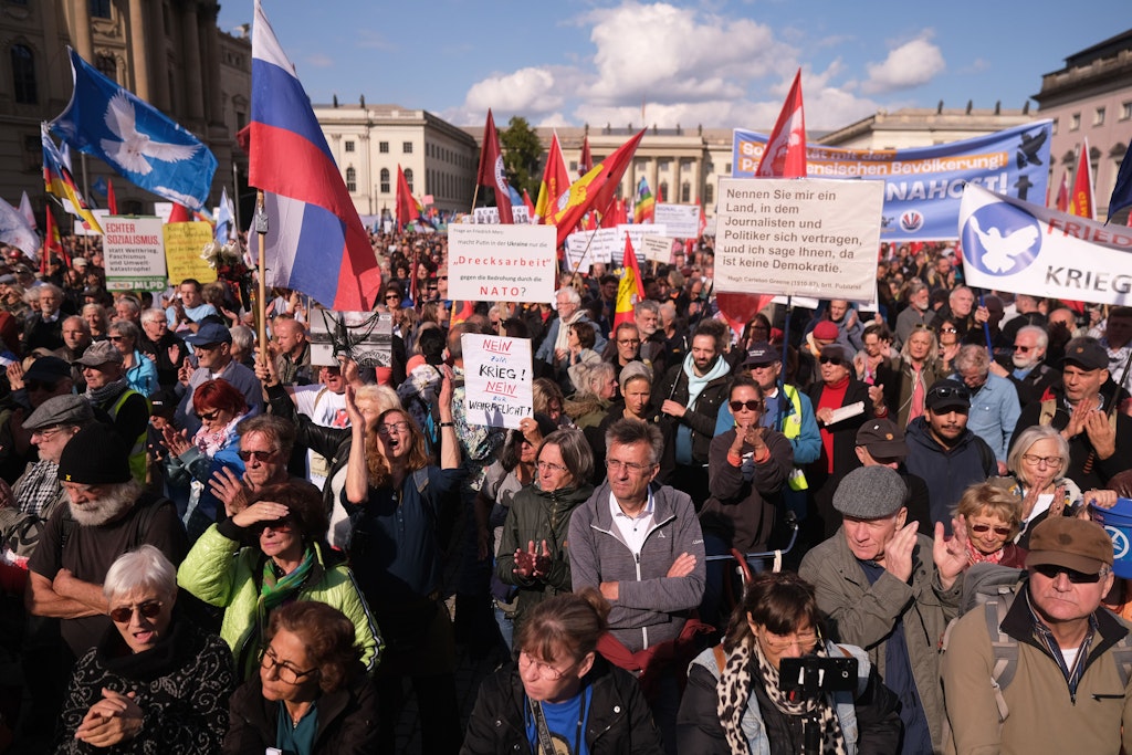Tausende demonstrieren in Berlin gegen Aufrüstung und Krieg
