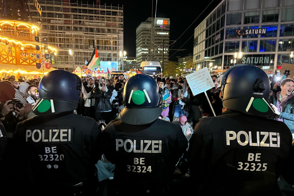 Etwa 50 Festnahmen bei propalästinensischen Protesten am Alexanderplatz
