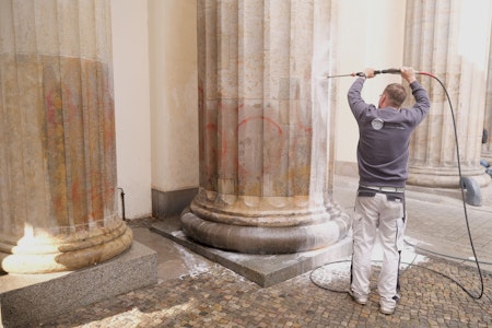 Brandenburger Tor mit Farbe beschmiert