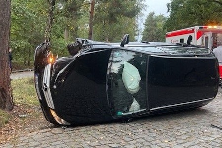 Unfall in Schmöckwitz: Auto prallt gegen Baum - zwei Kinder schwer verletzt