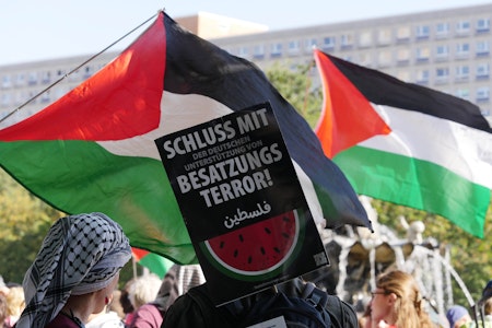 Spontane Gaza-Demo am Hermannplatz: Teilnehmer zünden Pyrotechnik und werfen E-Scooter