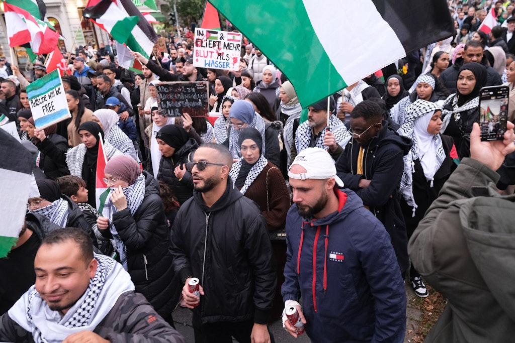 Trotz Verbot von Pro-Hamas-Demo: Mehrere hundert Menschen versammeln sich vor Rotem Rathaus